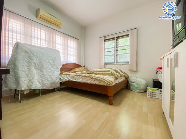 *****บ้านเดี่ยวมือสอง นนทบุรี ม.รติรมย์2 กาญจนาภิเษก เนื้อที่กว้าง 60 ตร.ว. มาพร้อมฟังก์ชัน 3 ห้องนอน 2 ห้องน้ำ 2 ที่จอดรถ ภายในกว้างขวาง พร้อมลากกระเป๋าเข้าอยู่ได้ทันที! ตั้งบนทำเลดี เดินทางสะดวก เชื่อมต่อถนนกาญจนาภิเษก ,ถนนราชพฤกษ์ ,ถนนนครอินทร์ และใกล้ทางด่วน "ศรีรัช" จองเลย!